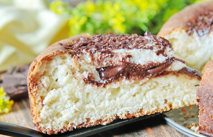 1. Этап. Домашняя ватрушка с шоколадной стружкой: 13. Тесто получается очень нежное, прекрасно сочетается с ароматной и вкусной творожно-шоколадной начинкой. Приятного аппетита!