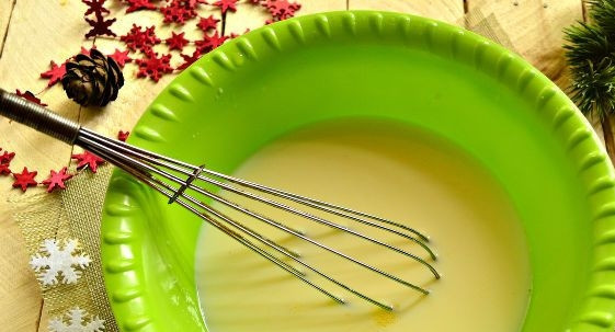 1. Этап. Новогодняя закуска Мешочки Деда Мороза: В яичную массу осторожно влейте тёплое молоко, постоянно взбивая всё.