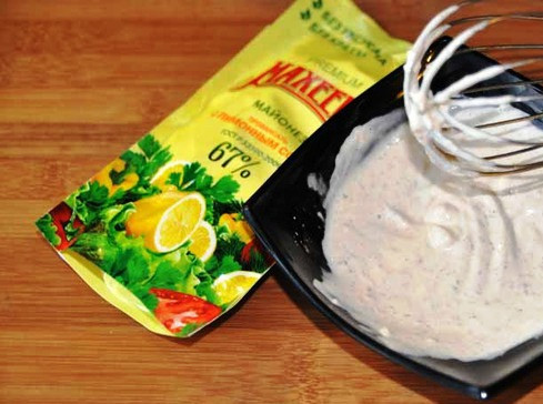 1. Этап. Салат с копчеными мидиями: Приготовьте заправку – смешайте майонез с лимонным соком, йогуртом, молотым миндалем, соусом табаско, коньяком и перцем. Хорошо перемешайте.