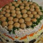 Салат Грибная поляна Затем разберите на волокна отварное куриное филе в подсоленной воде и выложите на зелень, смажьте майонезом. Следующим слоем выложите натертую морковь и снова смажьте все майонезом. На майонез равномерно выложите натертый твердый сыр. Отварные яйца очистите от скорлупы, нарежьте на кусочки и выложите на сыр. Так же Вы можете яйца натереть на терке. Смажьте майонезом. Поверх яиц выложите натертый отварной картофель. Снова смажьте майонезом, по необходимости посолите. Нарежьте кубиками огурцы и выложите последним слоем. Накройте миску крышкой и поставьте пропитываться на несколько часов в холодильник. Затем переверните аккуратно салат на блюдо и снимите тарелку вместе с пищевой пленкой. Приятного аппетита!!! Салат Грибная поляна не только очень вкусны и сытной, но еще и красивый, эффектный и обязательно украсит любой праздничный стол. В приготовлении такого салата нет ничего сложного, главное последовательно выложить все слои и затем аккуратно снять миску не нарушив всю конструкцию. Грибочки можно использовать любого размера, но маленькие будут смотреться более аккуратно и красивей, куриное филе можно заменить на индейку, по необходимости немного подсаливайте слои, а так же при варке обязательно добавляйте немного соли что бы ингредиенты не были безвкусными. Для приготовления салата нам понадобится глубокая миска, что бы удобней было доставать салат застелите миску пищевой пленкой. Шампиньоны выложите в миску шапочками вниз, затем разложите красиво зелень.