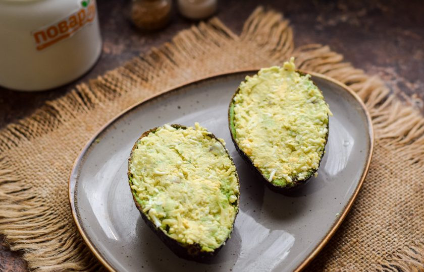 1. Этап. Авокадо фаршированное креветками: Наполните половинки авокадо приготовленной смесью.