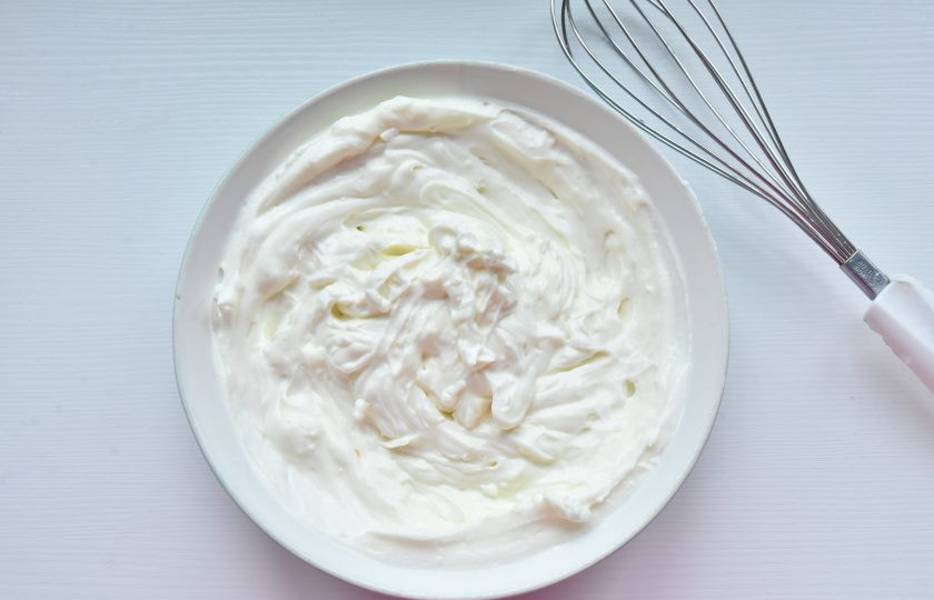 1. Этап. Протеиновые капкейки: В остуженную молочную смесь добавьте мягкий творог и сливочный сыр. Размешайте крем венчиком до однородного состояния. Крем получается гладким и блестящим.