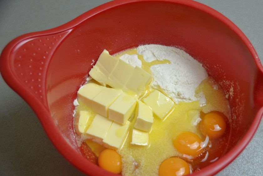 1. Этап. Дырявый пирог с клубникой: В миске смешайте муку, сахар, размягченное сливочное масло, яйца, соль, разрыхлитель.