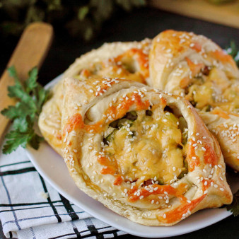 Лодочки из слоеного теста с картофелем и мясом