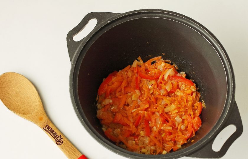 1. Этап. Пельмени в казане: Продолжайте тушить все вместе в течение 3-5 минут.