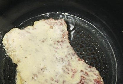 1. Этап. Ромштекс из говядины в мультиварке: Жарим до образования аппетитной румяной корочки.