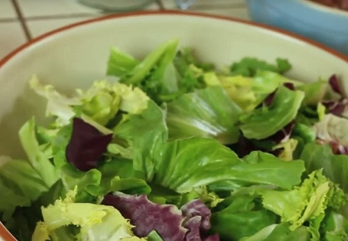 1. Этап. Салат с куриной печенкой: Помоем и обсушим листья салата. Если у вас салат типа 