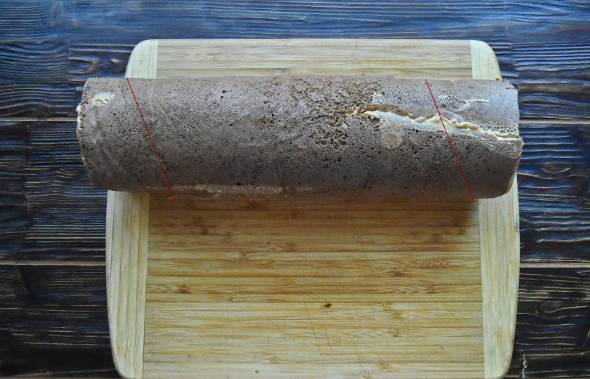 1. Этап. Торт Рождественское полено: Разверните полностью остывший рулет. Можно пропитать рулет сиропом, апельсиновым соком или молоком. Смажьте его 2/3 частями крема. На край рулета разложите целые, очищенные от кожуры бананы. Сверните всю конструкцию в плотный рулет. Поместите торт в холодильник на 1-2 часа. После стабилизации крема, отрежьте с обоих концов рулета кусочки под углом 45 градусов.