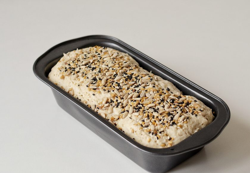 1. Этап. Хлеб без глютена: Посыпьте хлеб кунжутом и семечками. Выпекайте хлеб в заранее разогретой до 190 градусов духовке примерно 60 минут. Готовность проверяйте деревянной шпажкой. При прокалывании хлеба она должна оставаться сухой.