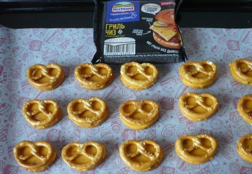1. Этап. Крендели, запеченные с плавленым сыром Хохланд: Выложите на застеленный пергаментом противень и запекайте 10 минут при температуре 180-200 градусов.