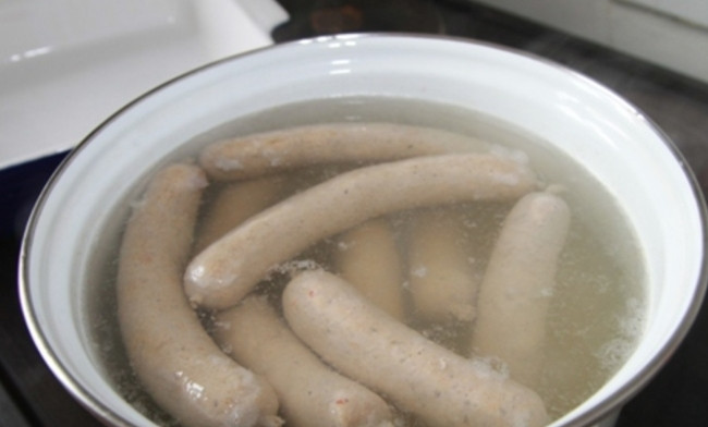 1. Этап. Колбаски гриль: 3. В кастрюлю наливаю воду и отправляю на огонь, после нагрева (перед закипанием) погружаю колбаски и накрываю крышкой, как только колбаски всплыли, сразу достаю (около 20 минут).