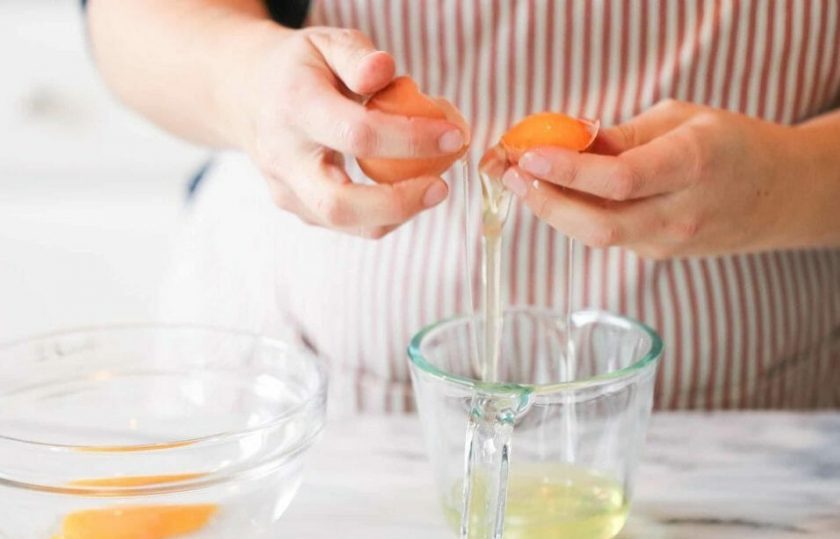 1. Этап. Классический десерт Крем-брюле: 4. Отделите белки от желтков, используйте только последние.