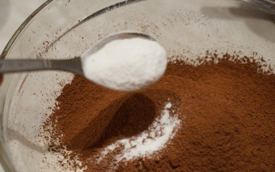 1. Этап. Моментальный шоколадный торт: 3. Добавьте соду и разрыхлитель.