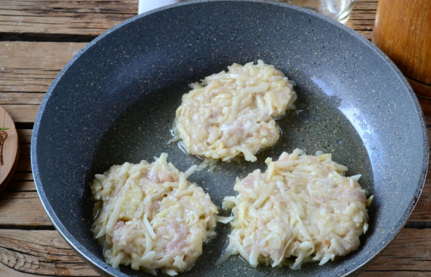 1. Этап. Брамбораки: В сковороде разогрейте подсолнечное масло. Ложкой выкладывайте картофельную массу в сковороду, сформировав небольшие котлетки.