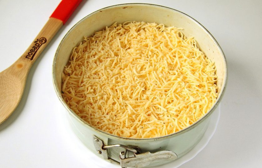 1. Этап. Салат Балерина: И в завершении - слой тертого сыра.