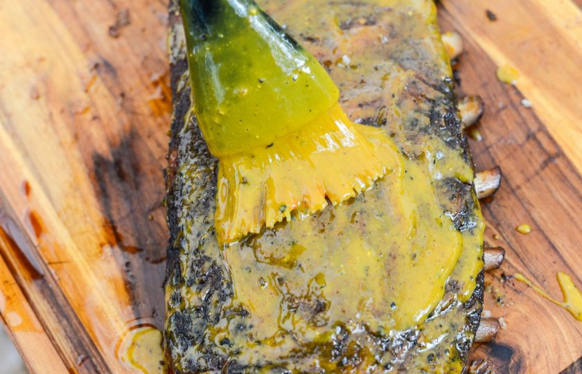 1. Этап. Свиные ребрышки с горчицей: 6. Мясо выложите на разделочную доску и с двух сторон смажьте приготовленным ранее соусом, можно в несколько слоев.