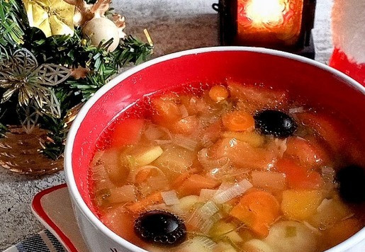 1. Этап. Новогодний минестроне: Пришло время есть. Разливаем по тарелкам.