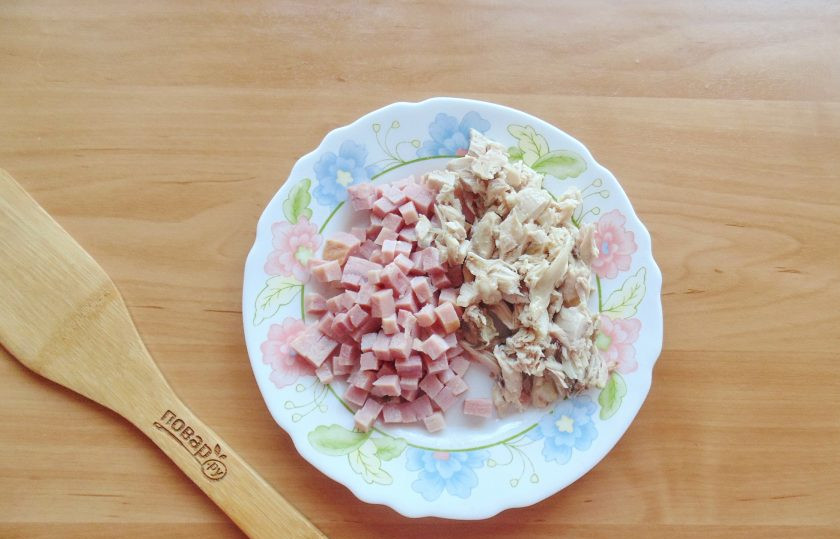 1. Этап. Белая солянка: Нарежьте мелко ветчину и отварную курицу.