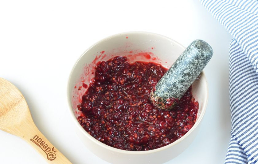 1. Этап. Морс из красной смородины: Толкушкой или пестиком раздавите ягоды смородины.