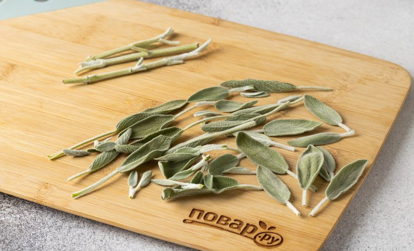 1. Этап. Чай с шалфеем и лимоном: У шалфея отделите листья от стеблей.