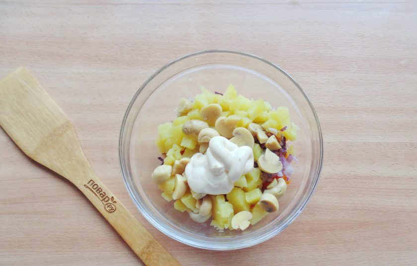 1. Этап. Салат с бужениной и грибами: Салат посолите по вкусу и заправьте майонезом.