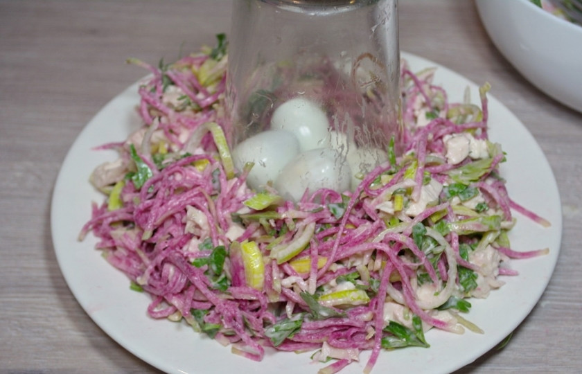 1. Этап. Салат Гнездо на Новый год 2025: Вокруг стакана уложите салат. Распределите равномерно.