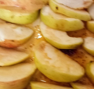 1. Этап. Яблочный тарт татен: Раскатать слоёное тесто. Смазать его джемом, равномерно распределив джем по поверхности. Выложить яблоки.