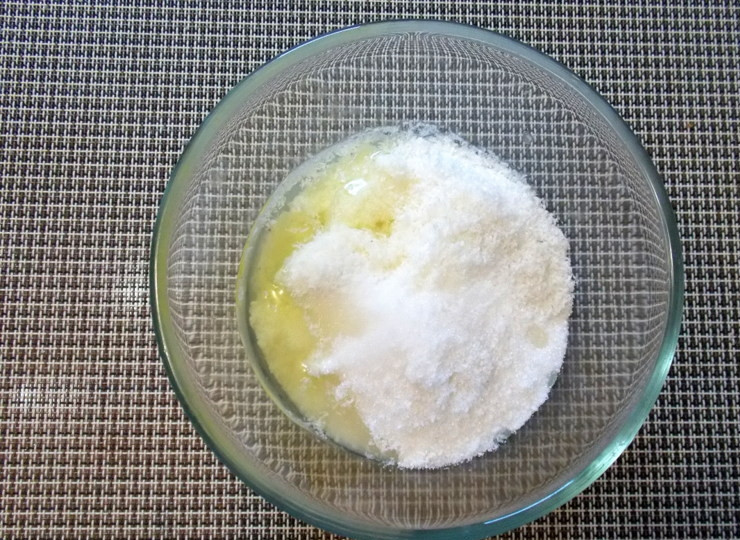 1. Этап. Кокосовые тарталетки с шоколадной начинкой: Смешайте кокосовую стружку, белки, ванилин и сахар.