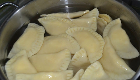 1. Этап. Вареники с сыром сулугуни: 7. В большой кастрюле доведите до кипения воду, подсолите ее и выложите вареники. После закипания уберите огонь до среднего. Варите буквально 4-5 минут после того, как они всплывут на поверхность. Вот и весь секрет, как сделать вареники с сыром сулугуни. Подавайте к столу их со сливочным маслом или сметаной.