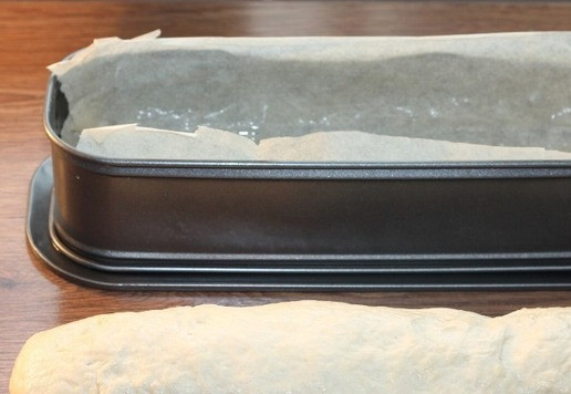 1. Этап. Белый хлеб домашней выпечки: 10. Форму для выпечки застилаем пергаментом и смазываем растительным маслом. Формируем из теста батон.