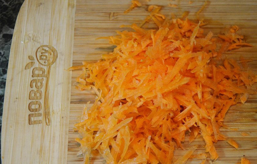1. Этап. Суп грибной из белых грибов: Морковь почистите и натрите на терке.