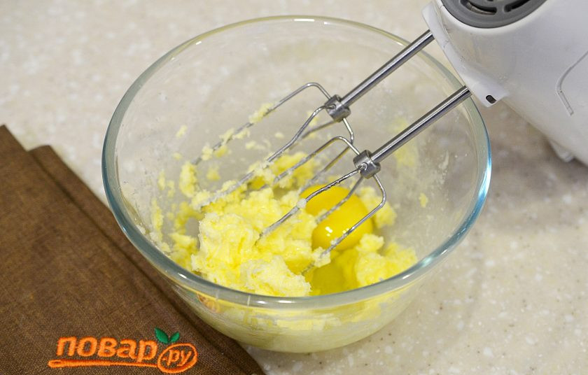 1. Этап. Песочный сливовый пирог: 2. Взбейте. Добавьте по одному яйца и еще раз взбейте.