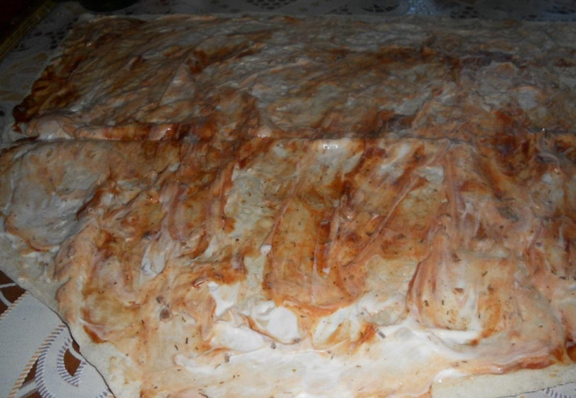 1. Этап. Начинка с колбасой для лаваша: Кетчуп и майонез смешиваем и смазываем лаваш.