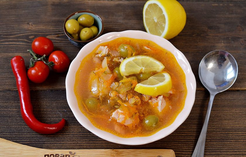 1. Этап. Рыбная солянка из форели: 9. Подавайте с лимоном и сметаной. Приятного аппетита!