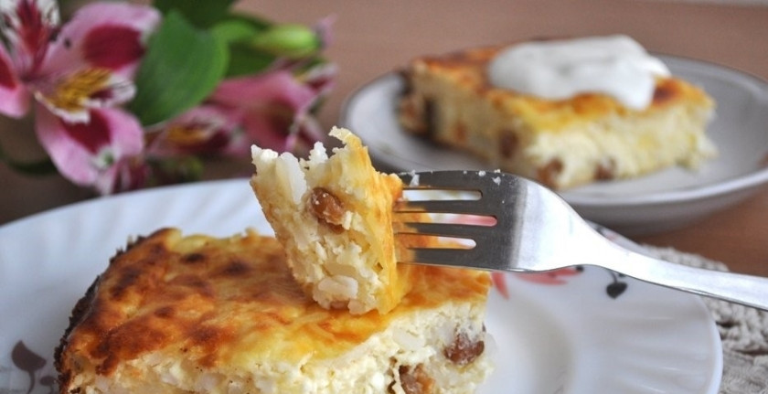 1. Этап. Творожная запеканка с рисом в духовке: 5. Теперь, когда вы знаете, как приготовить творожную запеканку с рисом в духовке, достаньте ее и нарежьте на порционные кусочки. К столу подавайте теплой со сметаной, джемом. Приятного аппетита.