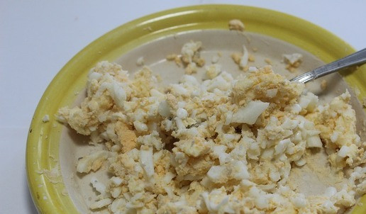 1. Этап. Рыбные зразы: Яйцо и масло хорошо размять вилкой. Разделить по количеству зраз.