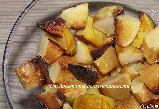 1. Этап. Десерт с айвой: Айву нарежьте кусочками, разложите по креманкам, посыпьте корицей.