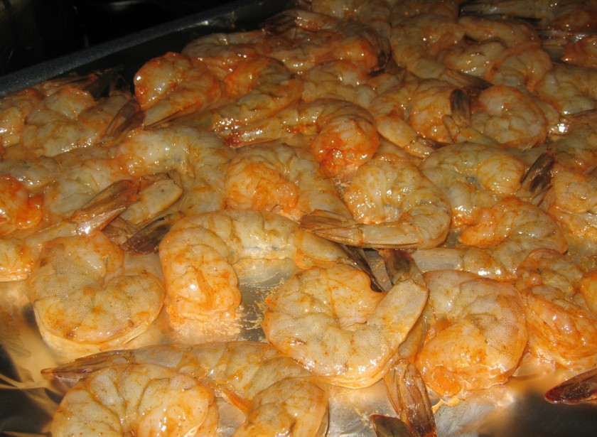 1. Этап. Креветки с соусом: 3. Выкладываем на подготовленный заранее противень и отправляем в разогретую до 200 градусов духовку на 15 минут.