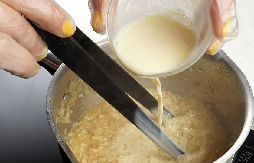 1. Этап. Жареная навага: 7. Взбейте желток со сливками. Влейте получившуюся смесь в сотейник. Добавьте по вкусу соль и перец. Перемешайте как следует и оставьте на огне до загустения.