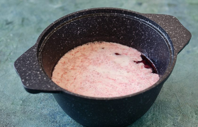 1. Этап. Холодный вишневый суп: Влейте в горячую основу получившуюся смесь. Перемешайте и оставьте охлаждаться пару часов в холодильнике.