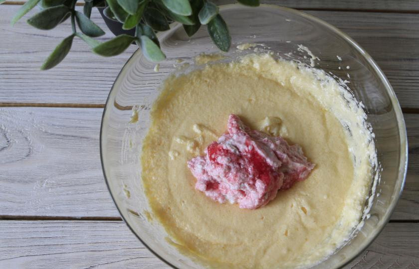 1. Этап. Торт на День Рождения своими руками: Добавьте йогурт, продолжайте взбивать.