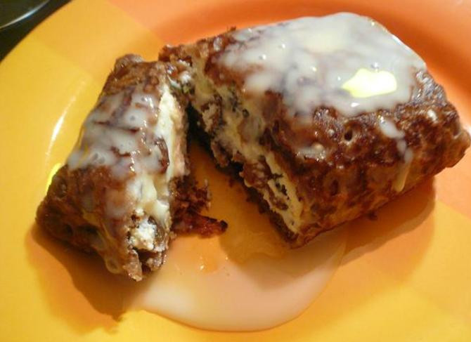 1. Этап. Шоколадные блинчики с творогом: На блинчики выкладываем по две ложки начинки. Заворачиваем конвертиком. По желанию, можно еще слегка обжарить, а можно сразу подавать со сметаной.