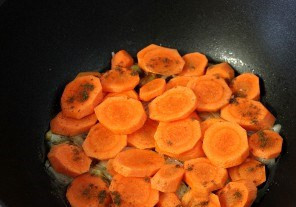 1. Этап. Суп-пюре Креси: Добавляем морковь, порезанную кружочками, солим. Продолжаем тушить.