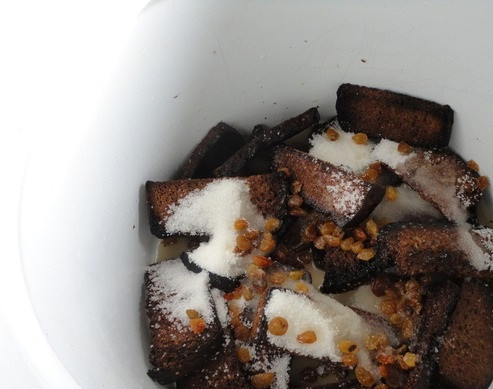 1. Этап. Квас из меда: В сухари добавьте дрожжи с медом, изюм и сахар.