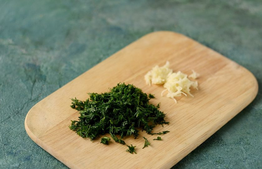 1. Этап. Салат из дайкона и лука: Чеснок очистите и измельчите. Укроп мелко порубите.