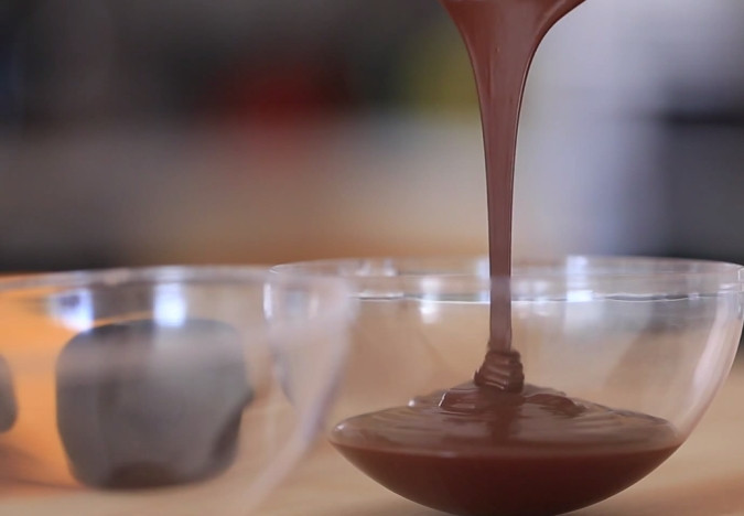 1. Этап. Шоколадный шар в домашних условиях: 2. Вылейте теплый шоколад в форму и накройте второй половинкой.