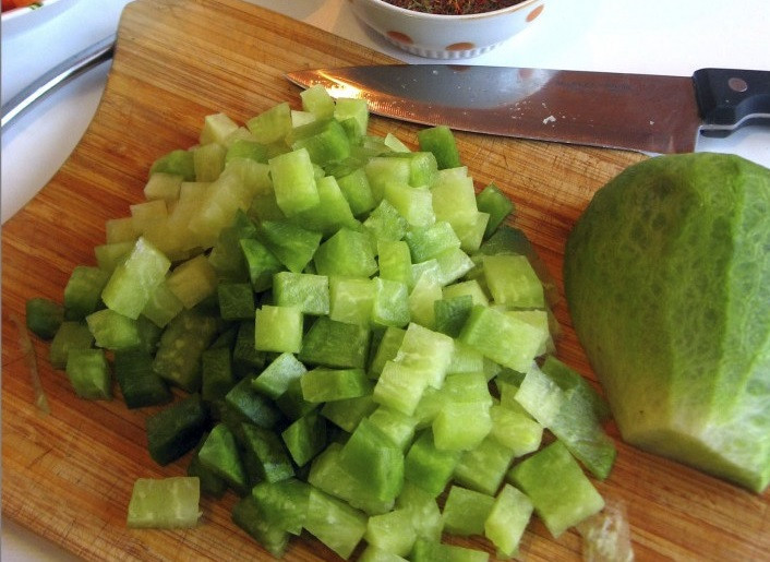 1. Этап. Лагман из свинины: 4. Зеленую редьку также очистить и нарезать кусочками такого же размера, как и морковь.