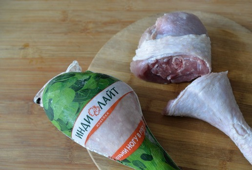 1. Этап. Холодец Три ноги: Для приготовления холодца берём голень индейки, у меня - Индилайт. Для удобства при варке, рубим голень пополам.