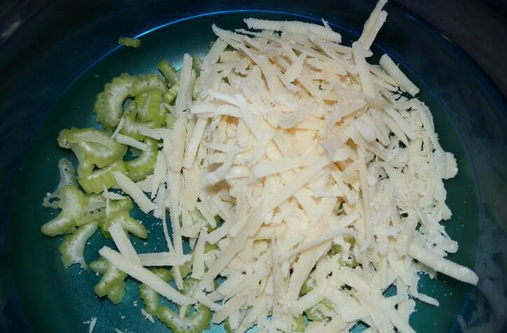 1. Этап. Салат с лисичками и зеленью: Пармезан трем на крупной терке и добавляем к сельдерею.