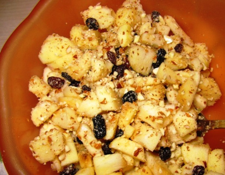 1. Этап. Медовый пирог с миндалем: Мелко нарежьте очищенные яблоки и смешайте с изюмом и миндалем.